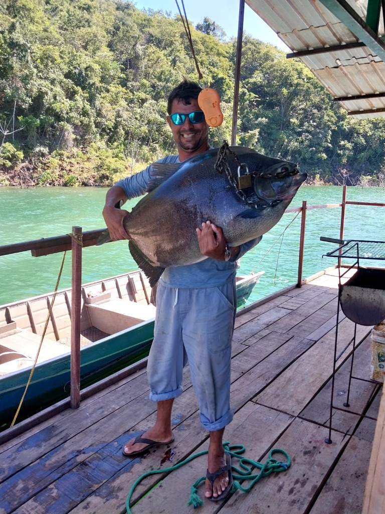 Pescador com Caranha Troféu